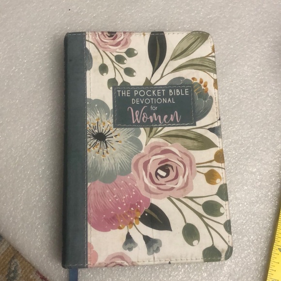 Accessories - The pocket Bible Devotional for Women